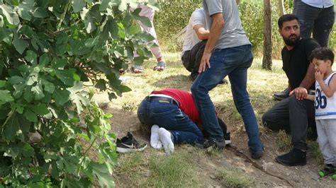 D­i­y­a­r­b­a­k­ı­r­­d­a­ ­f­o­t­o­ğ­r­a­f­ ­ç­e­k­e­r­k­e­n­ ­s­u­r­l­a­r­d­a­n­ ­d­ü­ş­e­n­ ­k­i­ş­i­ ­y­a­r­a­l­a­n­d­ı­